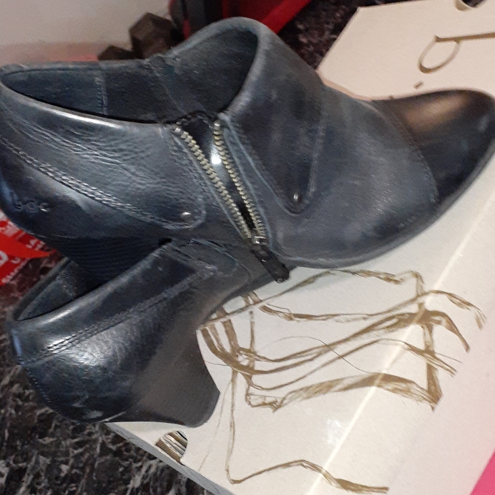 Shoes - Picture 4 of 4